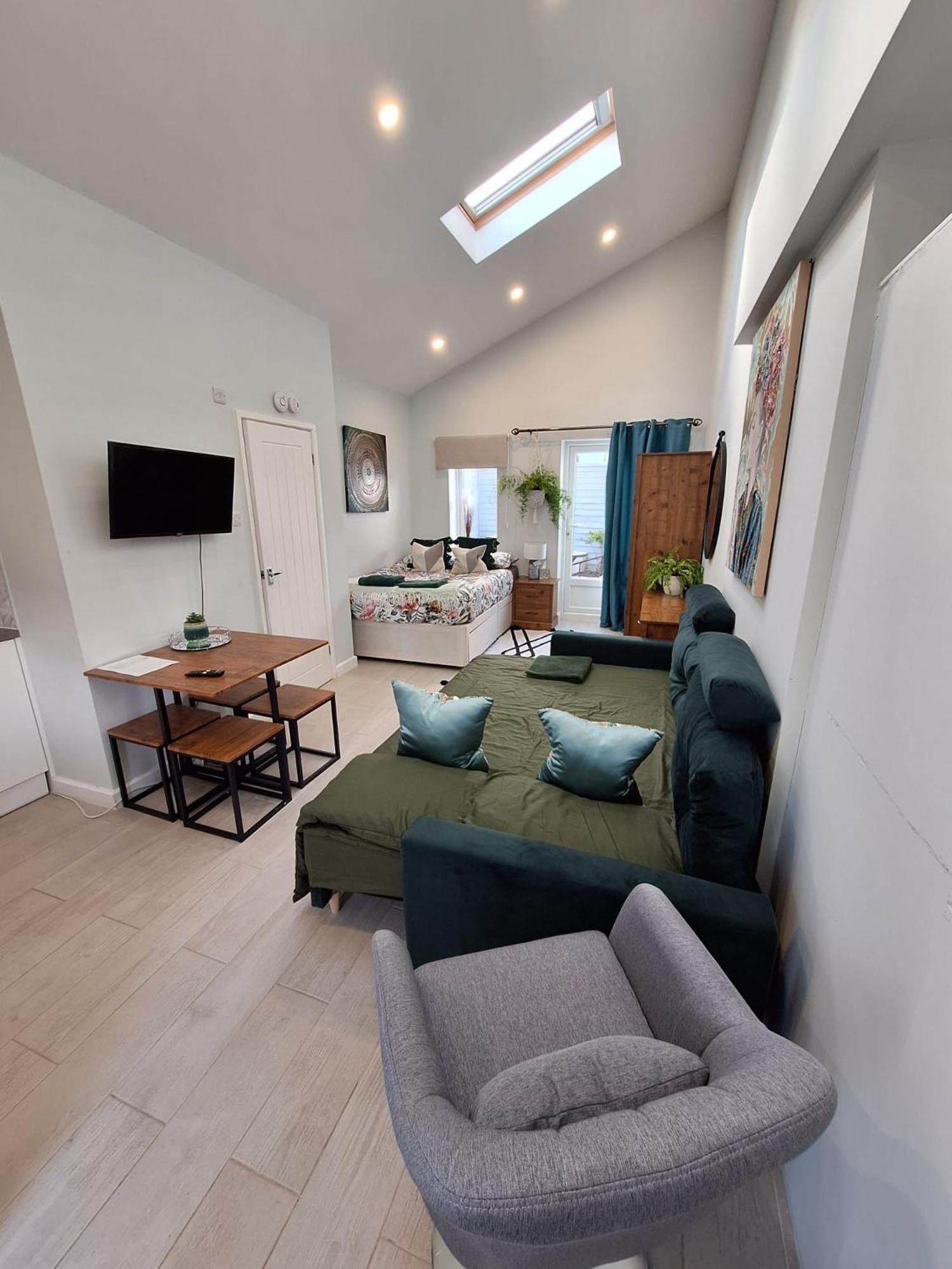New, Stylish Studio Flat With Private Patio And Free On-Street Parking Check Out At 11Am Bournemouth Dış mekan fotoğraf