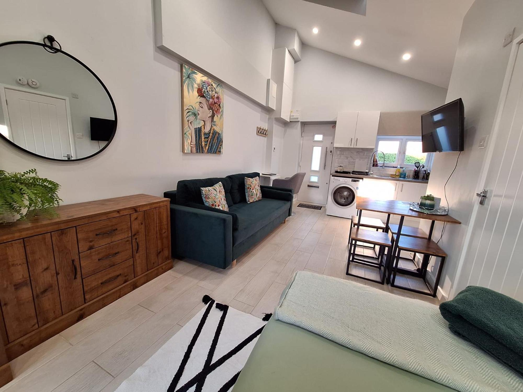New, Stylish Studio Flat With Private Patio And Free On-Street Parking Check Out At 11Am Bournemouth Dış mekan fotoğraf